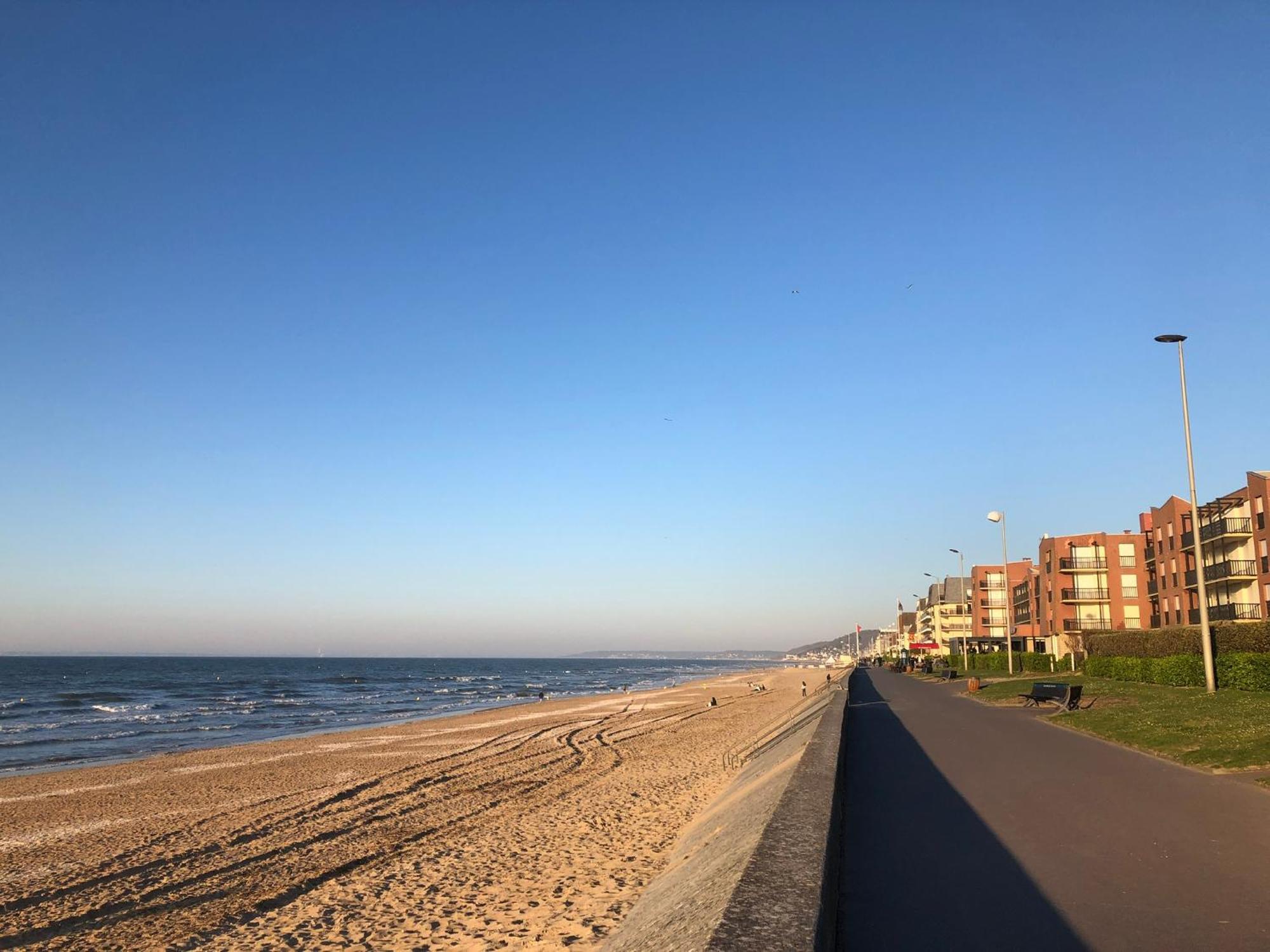 Le Petit Navire - Acces Direct Plage Кабур Екстериор снимка
